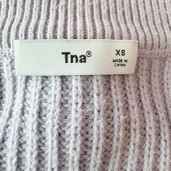 Aritzia TNA Light Lavender V-Neck Textured Knit Sweater 80% cotton - Picture 3 of 4
